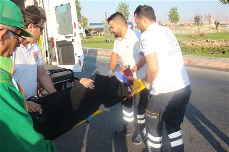 Konyada servis midibüsü devrildi, kurs öğretmenleri yaralandı