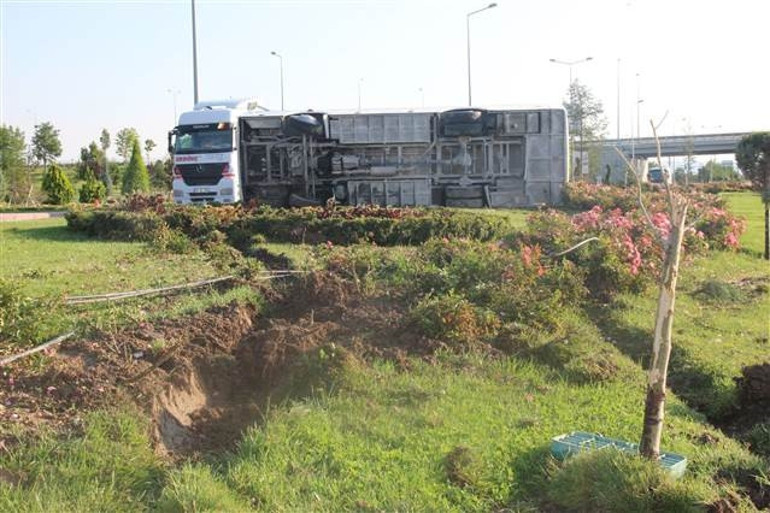 Konyada servis midibüsü devrildi, kurs öğretmenleri yaralandı