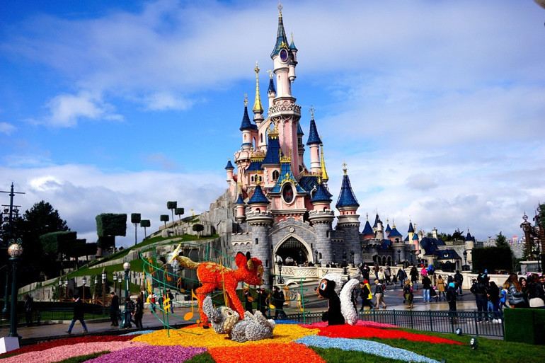 Yetişkinlere, Disneyland ve benzerlerinin daveti