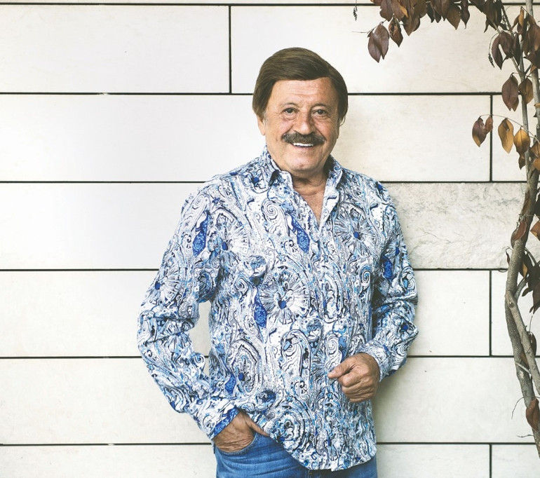 Çapkın olduğunu biliyorum sevgilinle gelebilirsin