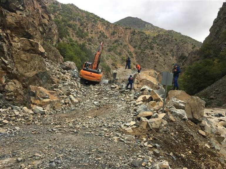 Şiddetli yağış sonrası karayolu ulaşıma kapandı