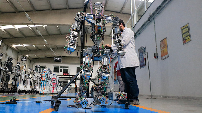 Adım atan robot Akıncı-4 görücüye çıktı