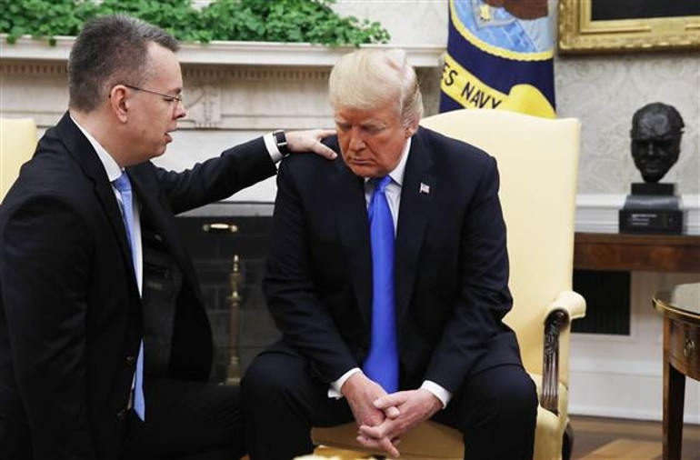 Brunson Beyaz Sarayda... Trumptan Eskiye döneceğiz mesajı