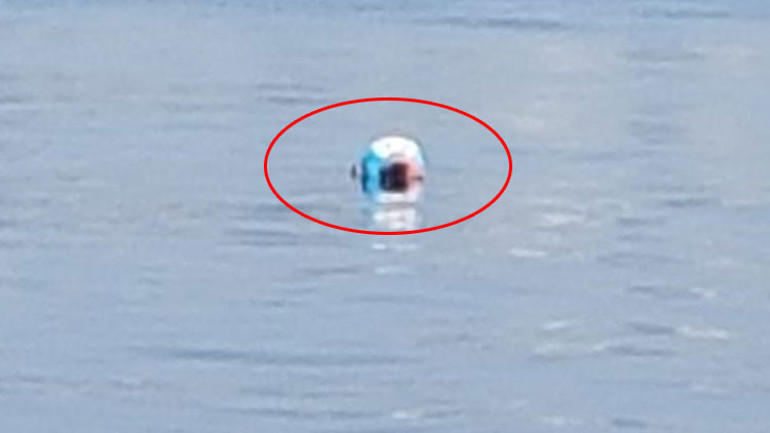 Denizde bu halde yakalandı 1 ekmek ve çocuk can simidi…