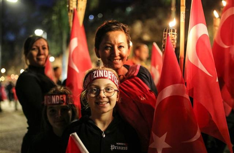 Antalyada müthiş görüntüler... 600 metrelik dev Türk bayrağı ile yürüyüş