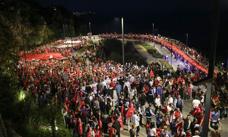Antalyada müthiş görüntüler... 600 metrelik dev Türk bayrağı ile yürüyüş