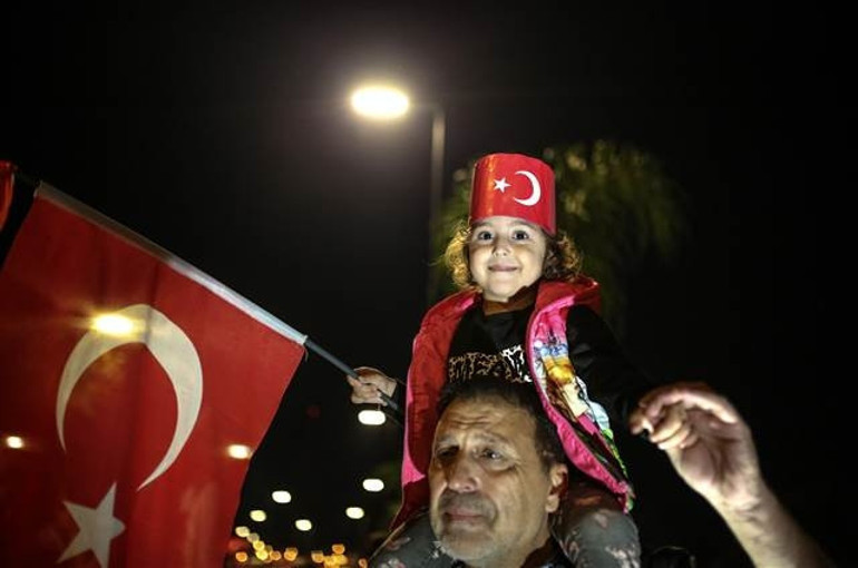 Antalyada müthiş görüntüler... 600 metrelik dev Türk bayrağı ile yürüyüş