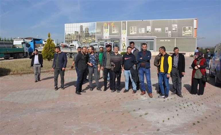 Mobilya fabrikasını boşaltıp kaçtılar
