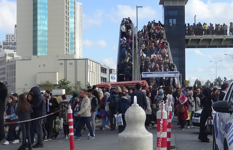 Akın akın geldiler Herkes oraya koştu