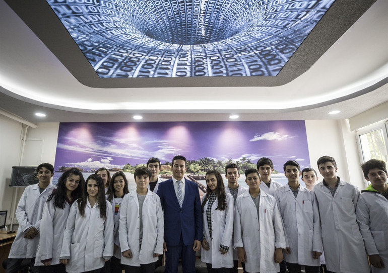 Kız öğrencileri bilişimle buluşturdu, ‘küresel öğretmen ödülü’ kazandı