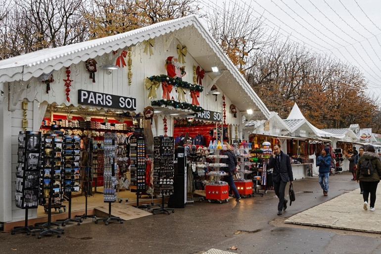 Noel pazarlarıyla büyüleyici Paris