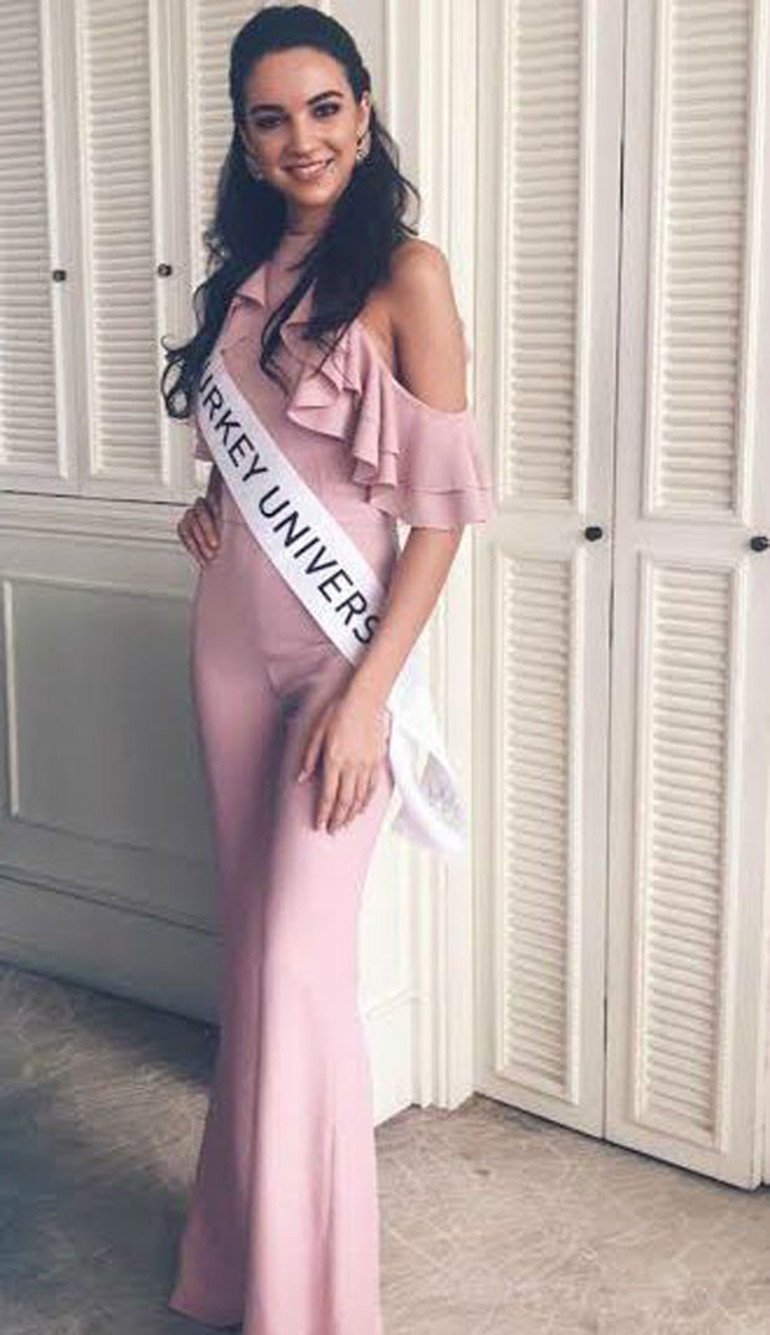 Tara De Vriesten kamp pozu