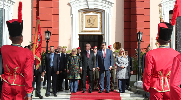 Venezuelalı askerlerden Cumhurbaşkanı Erdoğana jest