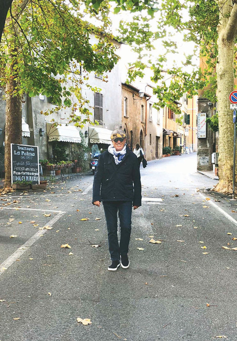 Bak... Hala yastaki o kadın çıktı ve ne dedi