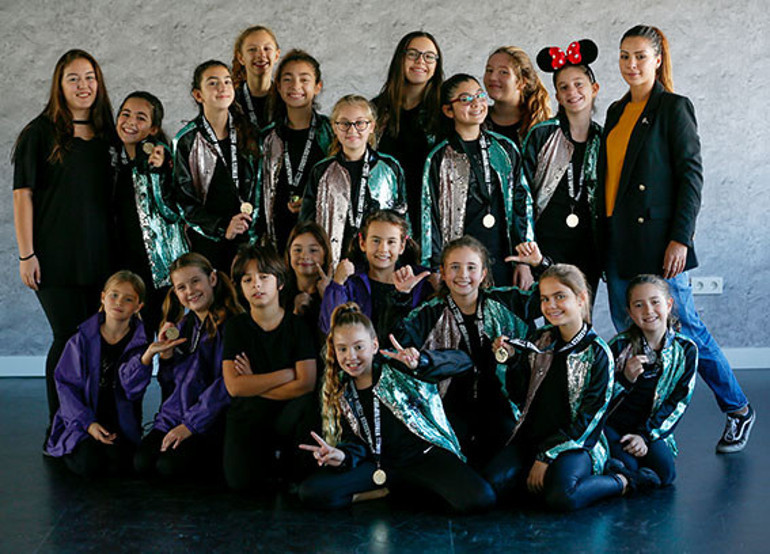 İzmirli minik dansçılar Paris’ten dereceyle döndü