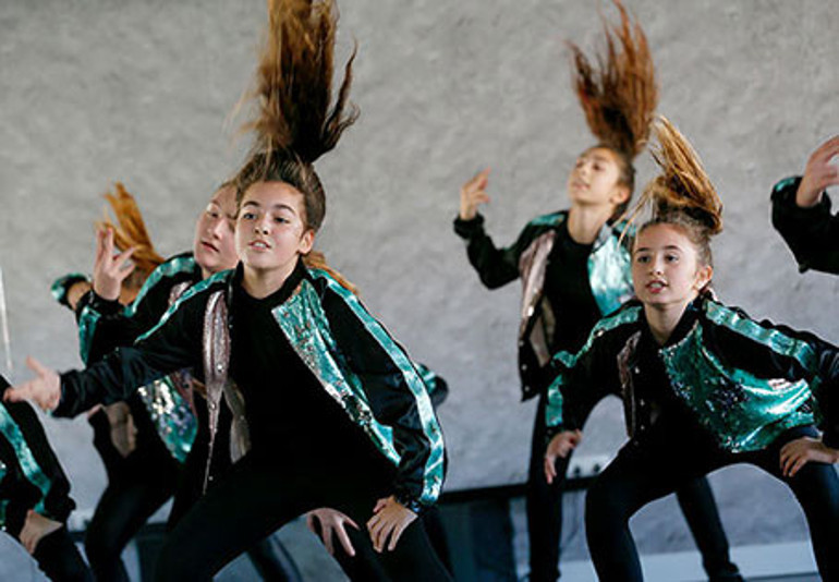 İzmirli minik dansçılar Paris’ten dereceyle döndü