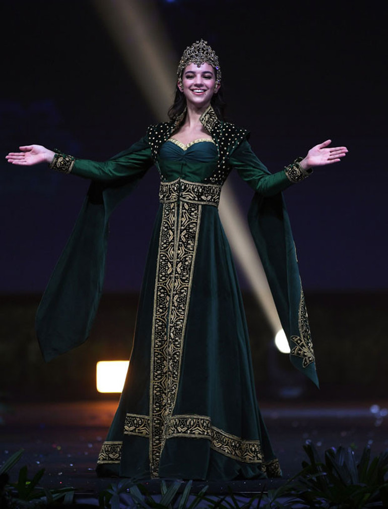 Miss Universete Hürrem Sultan rüzgarı esti