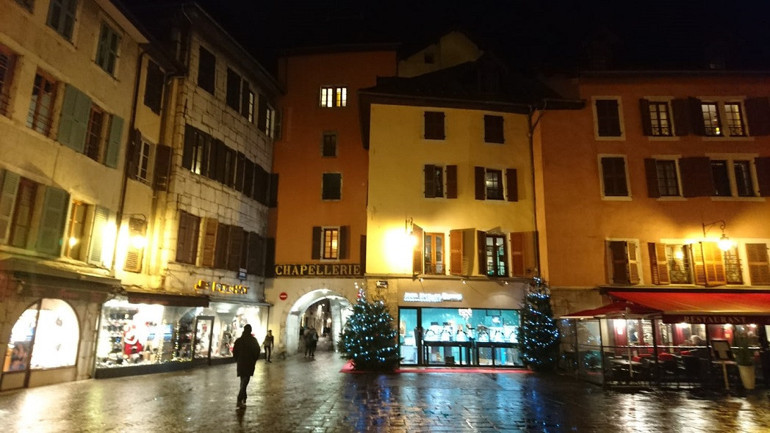 Annecy Gölü manzaraları ve Noel sokakları