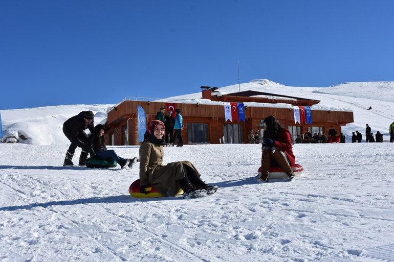 Kış mevsiminin en uzun yaşandığı Hakkaride kayak sezonu açıldı