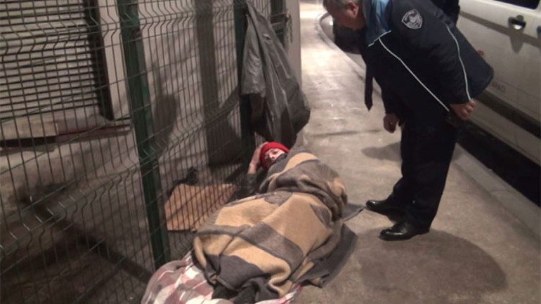 Belediye ekipleri evsizler için harekete geçti, ünlü oyuncu da ekiplere yardım etti