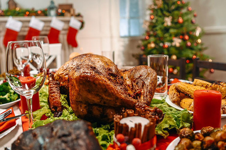 Yılbaşı sofrası nasıl süslenir Şık bir yılbaşı sofrası kurmanın ipuçları