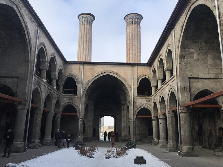 Beyazın peşinde dağların zirvesinde: Erzurum