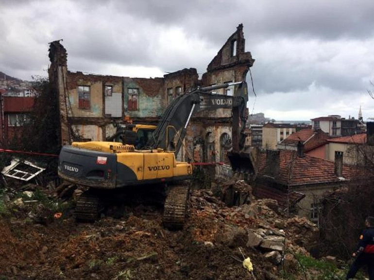 Bir bölümü yanlışlıkla yıkılan tarihi bina tamamen yıkıldı