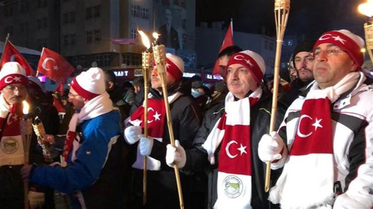 10 bin kişi Sarıkamış şehiteri için meşalelerle yürüdü