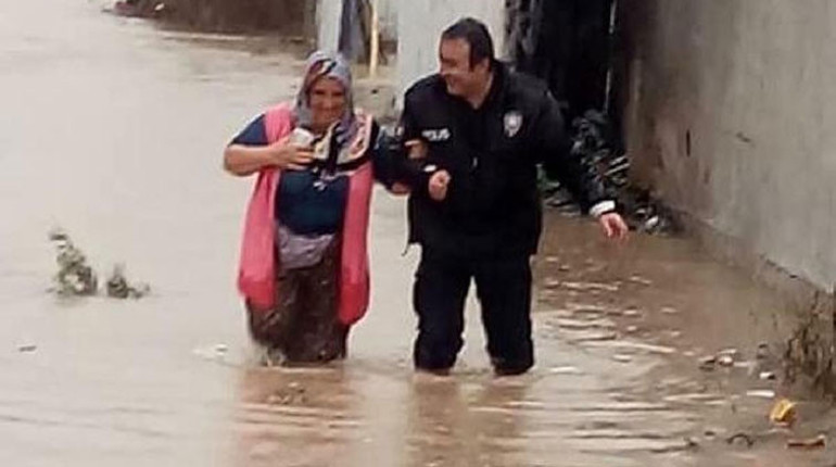 İzmiri sağanak vurdu 1 aylık yağmur üç günde yağdı...