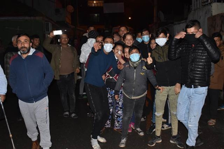 İzmirliler sokağa döküldü... Koku sızıntısını gaz kaçağı sandılar