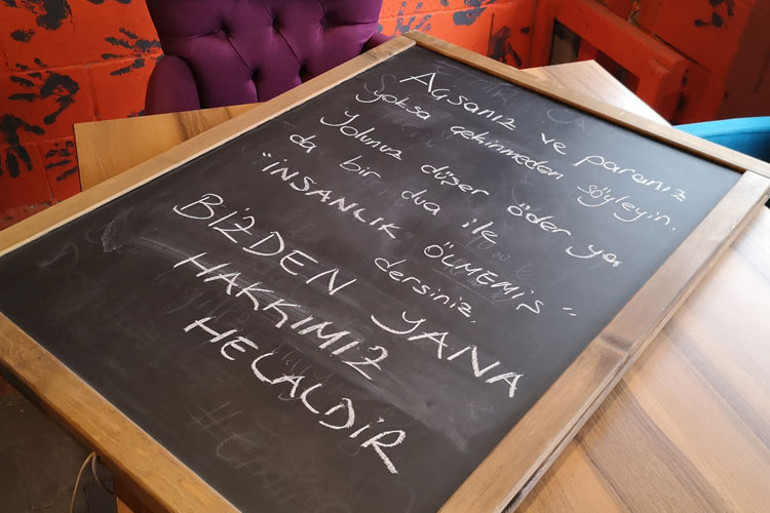 Bu kafenin tahtasını görenler okumadan geçemiyor