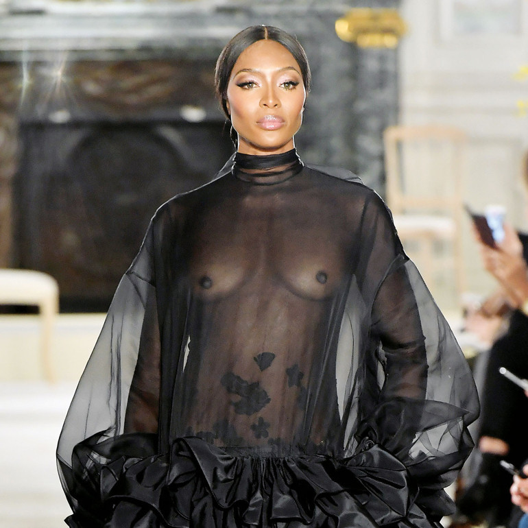 Erkek politikacı erkek maymunu taklit ediyor