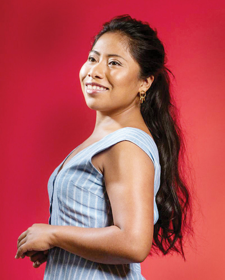 Erkek politikacı erkek maymunu taklit ediyor