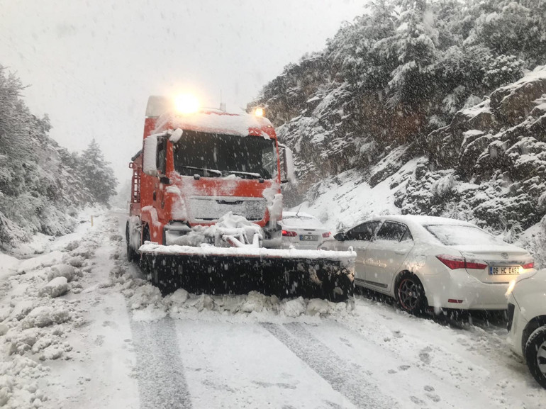 Yüzlerce sürücü yolda kaldı