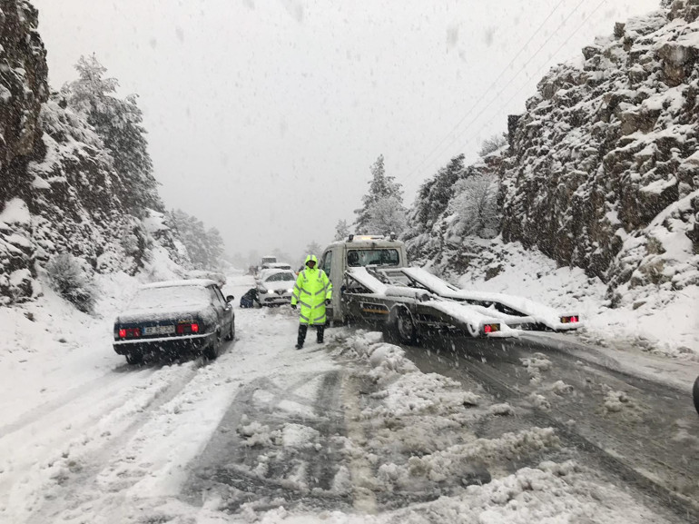 Yüzlerce sürücü yolda kaldı