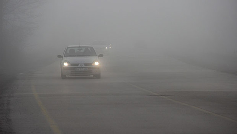 Kocaeli’de yoğun sis: D 100’de görüş mesafesi 50 metreye kadar düştü