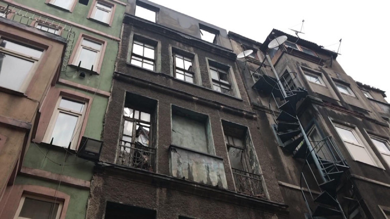 Beyoğlunda korku dolu anlar Manukyana ait binada çökme oldu