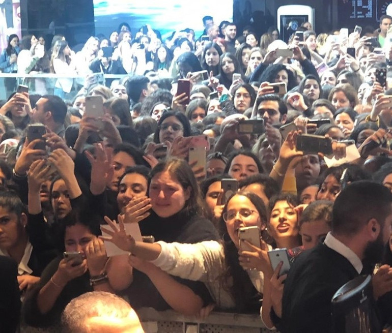 İsrailli hayranları oteli bastı
