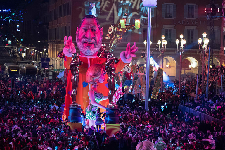 Çiçekler ve dev figürlerin karnavalı