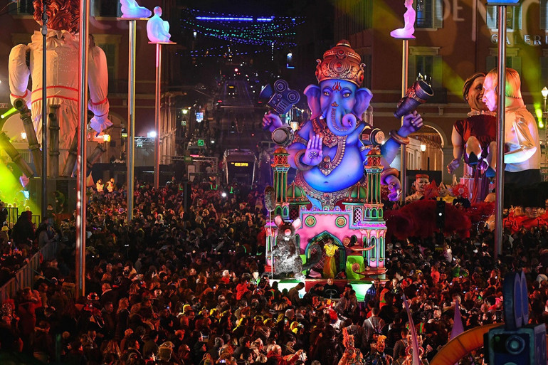 Çiçekler ve dev figürlerin karnavalı