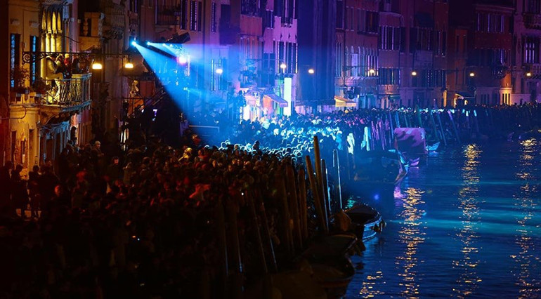 Çiçekler ve dev figürlerin karnavalı