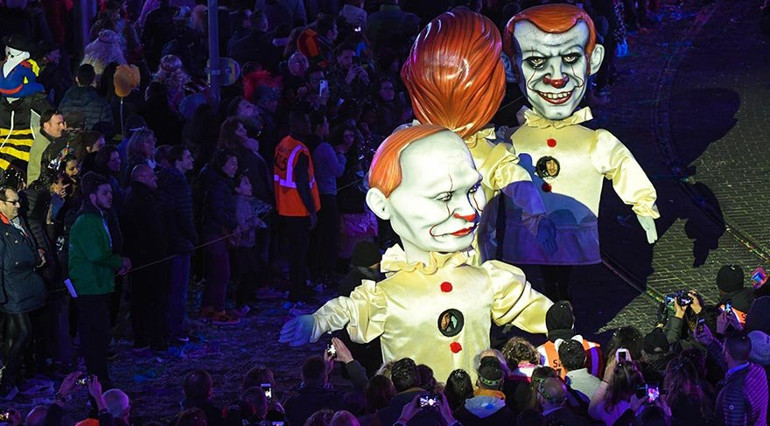 Çiçekler ve dev figürlerin karnavalı