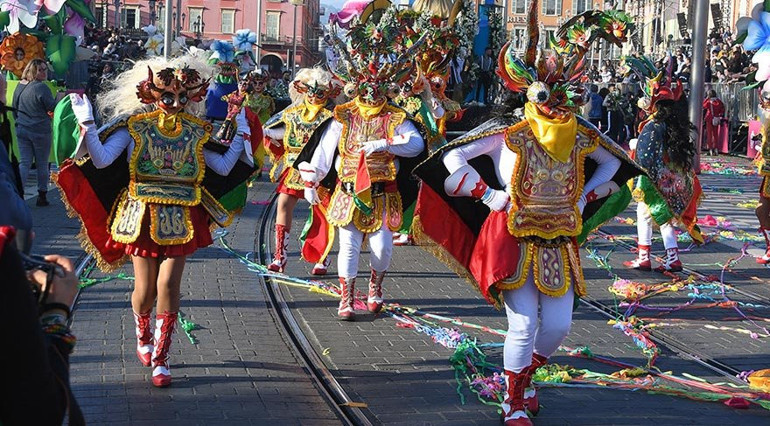 Çiçekler ve dev figürlerin karnavalı