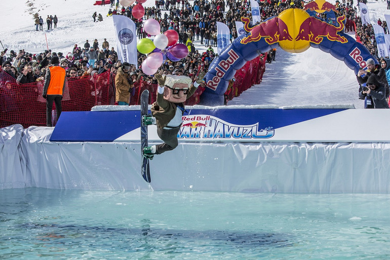Buz gibi değil buzlu suya atladım