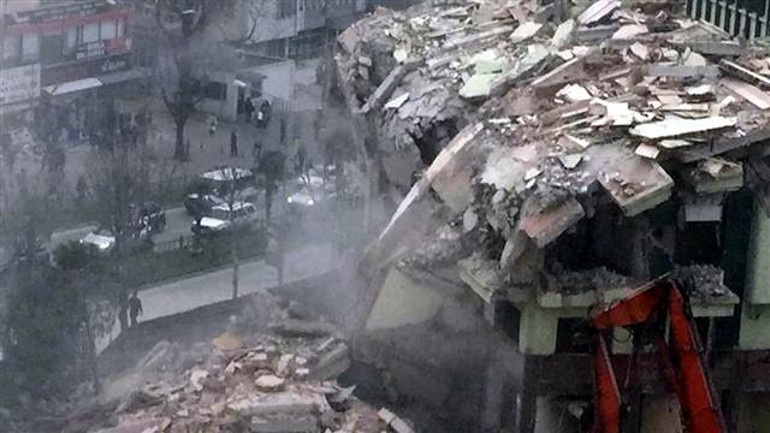 Böyle yıkıldı... O anları görüntülediler