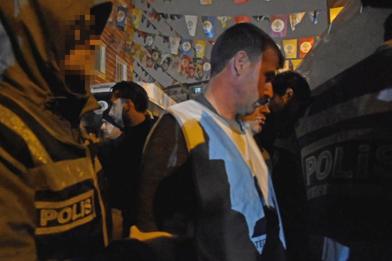 Diyarbakırda HDP binasında terör operasyonu: 5 gözaltı