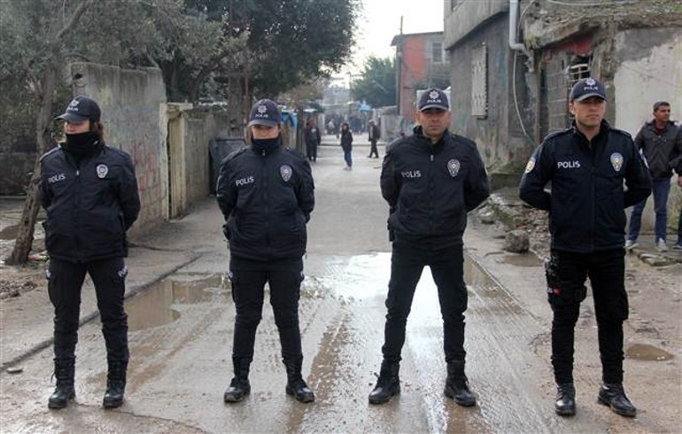 Polis 24 saat drone ile kontrol ediyor Kimlik göstermeyen mahalleye alınmıyor