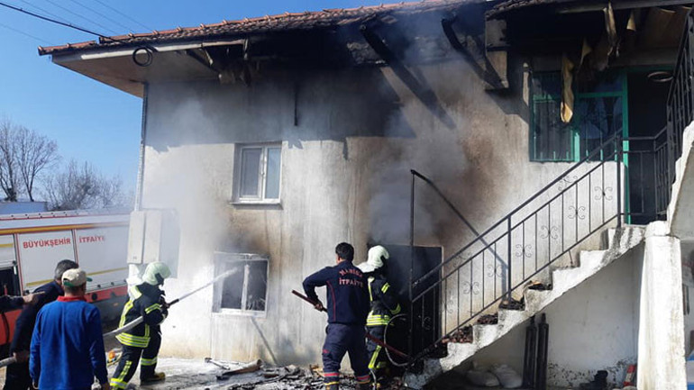 Yuvaları yandı, gözyaşlarını tutamadılar