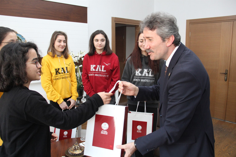 Liseliler Londra’dan madalyayla döndü