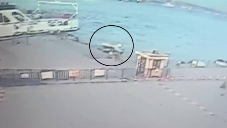 Eminönünde aracın denize uçma anı kamerada